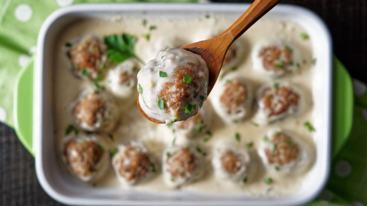 Смешиваю фарш с рисом, заливаю соусом — от моих тефтелей под соусом бешамель млеют все