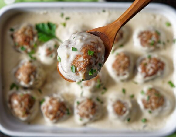 Смешиваю фарш с рисом, заливаю соусом — от моих тефтелей под соусом бешамель млеют все