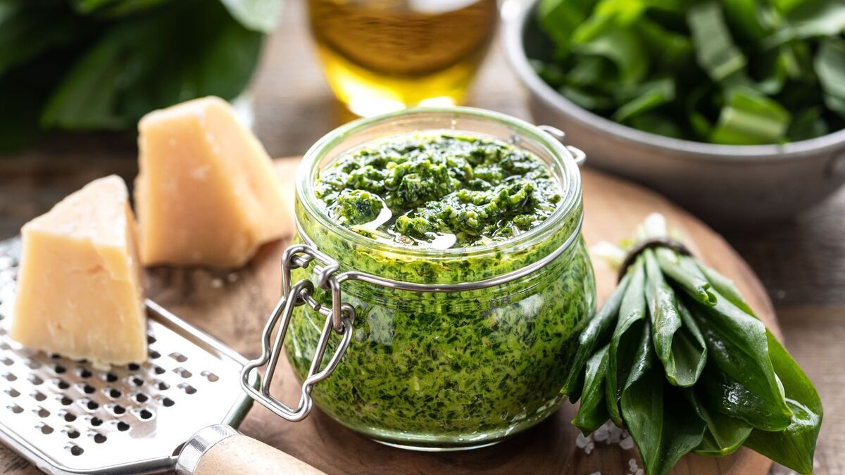 Когда лень бежать в магазин: сделала соус песто у ужину своими руками — всего 3 шага, даже устать не успела