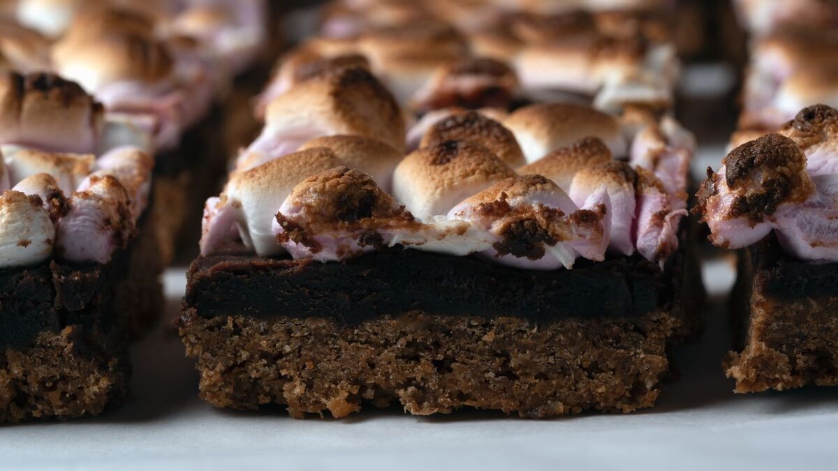 Вливаю колу в тесто, насыпаю маршмеллоу — рецепт этого шоколадного пирога в американском стиле у меня попросили все знакомые