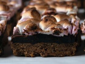 Вливаю колу в тесто, насыпаю маршмеллоу — рецепт этого шоколадного пирога в американском стиле у меня попросили все знакомые