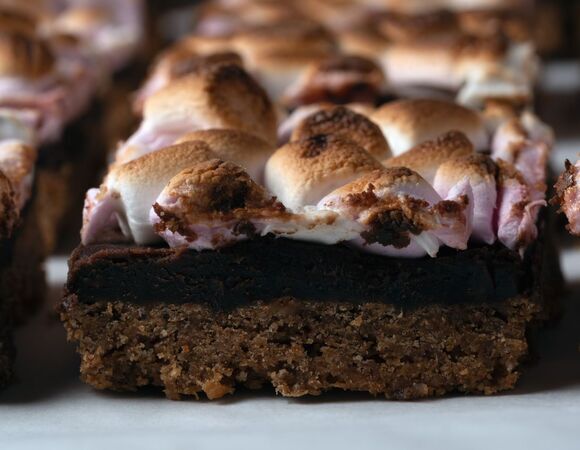 Вливаю колу в тесто, насыпаю маршмеллоу — рецепт этого шоколадного пирога в американском стиле у меня попросили все знакомые