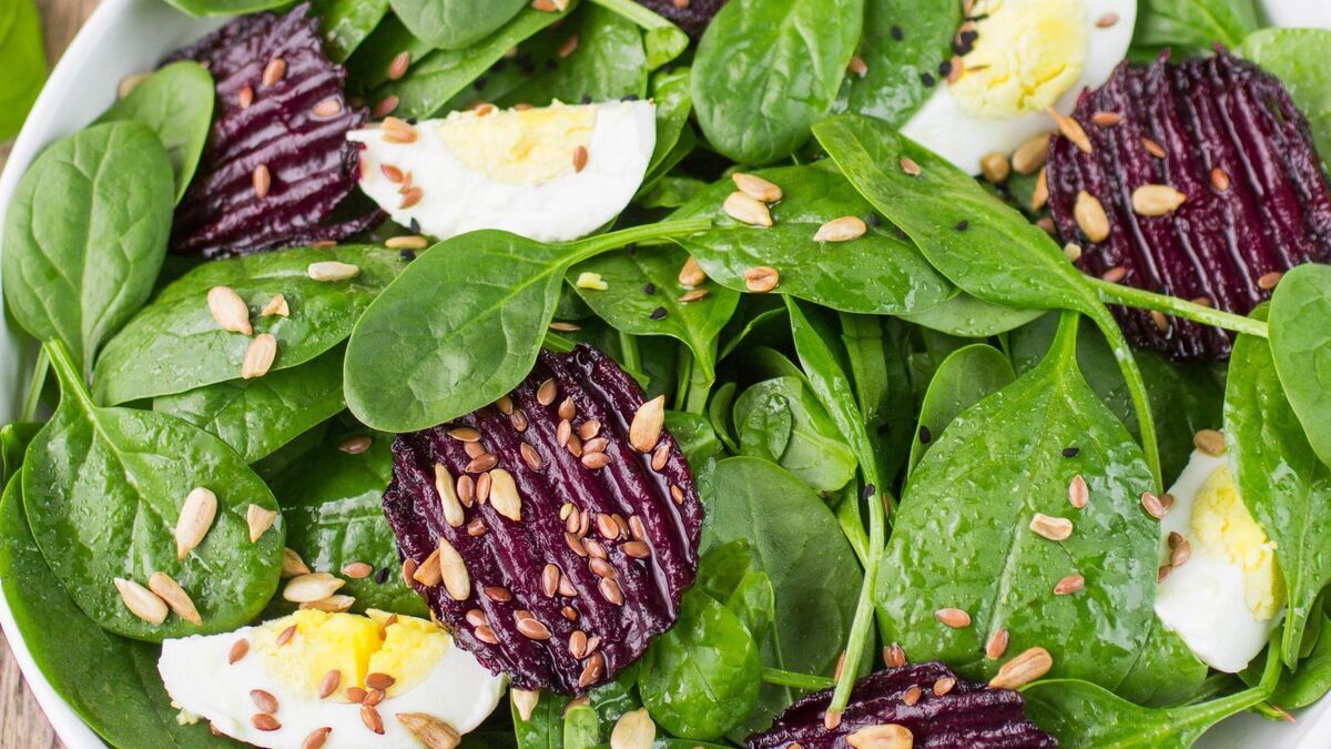 Послушала советы диетолога Вероники Савенко и теперь делаю "салат красоты": чтобы кожа, ногти и волосы были идеальны