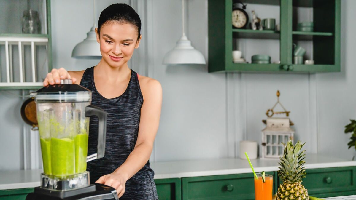 Побросала в блендер яблоки и огурцы, насыпала тертый имбирь, залила водой, и за 10 секунд получила очищающий смузи