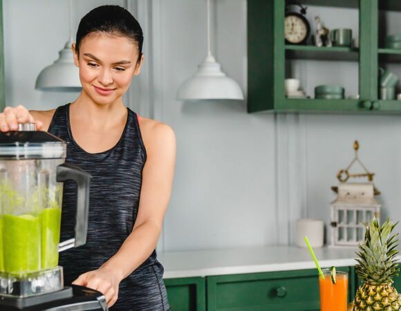 Побросала в блендер яблоки и огурцы, насыпала тертый имбирь, залила водой, и за 10 секунд получила очищающий смузи