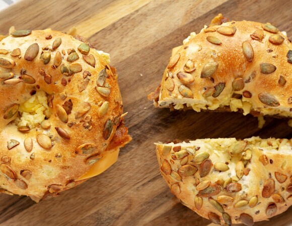 Сырные пончики в духовке: ПП-перекус подала всего за 30 минут и не потратила ни капли масла 