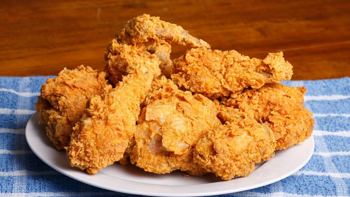 Замариновала, обваляла в панировке и закинула в духовке: сделала куриные ножки — восторгам родных не было предела