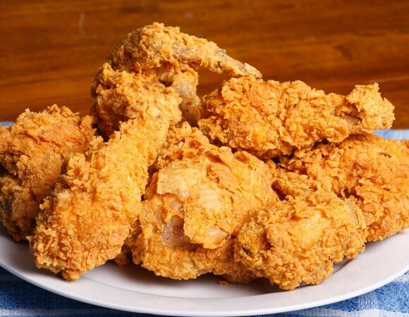 Замариновала, обваляла в панировке и закинула в духовке: сделала куриные ножки — восторгам родных не было предела