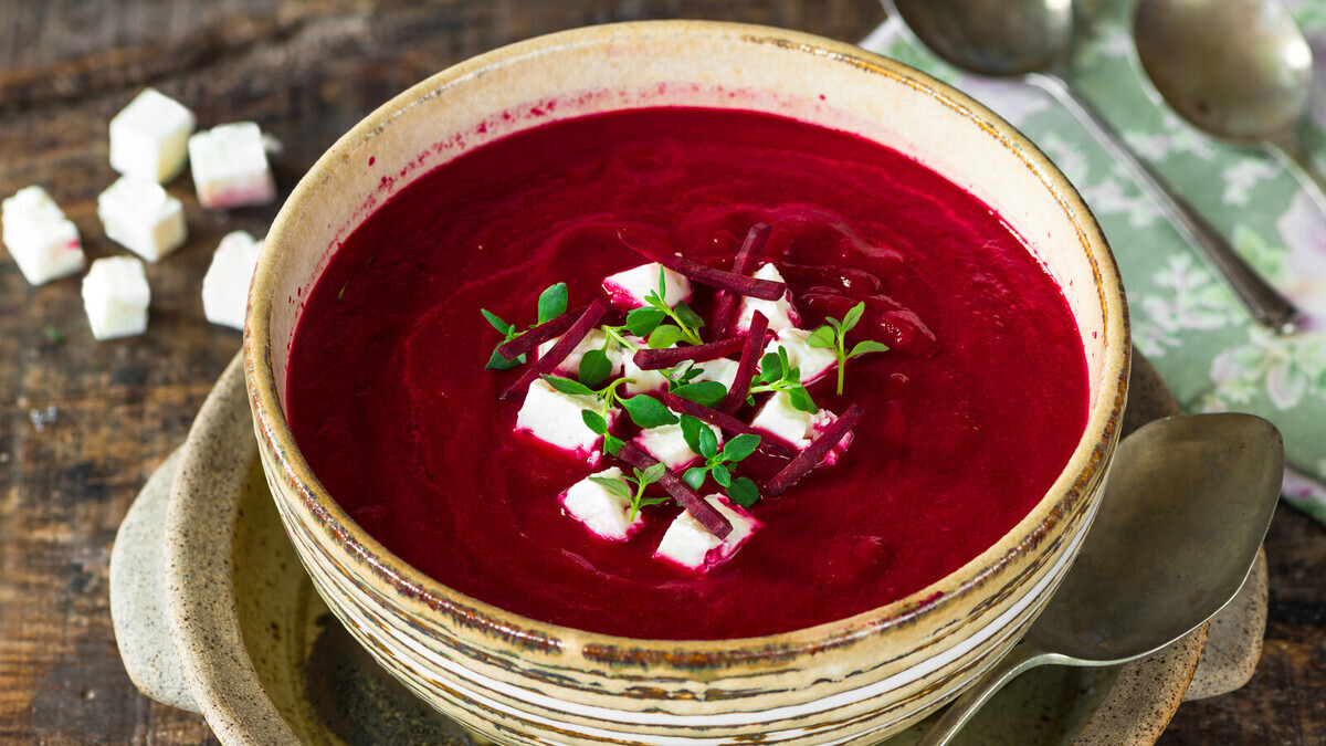 Свекла, яблоко и сыр — вот и замена борщу готова: ем свекольник, когда не хватает витаминов и минералов — выручает 