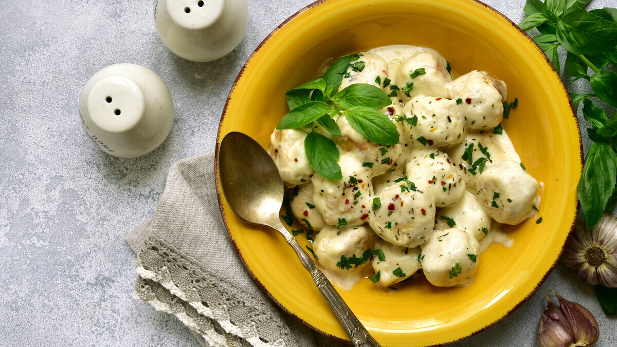 Фрикадельки из минтая в сырном соусе: не догадывалась, что дешевая рыба бывает такой вкусной 