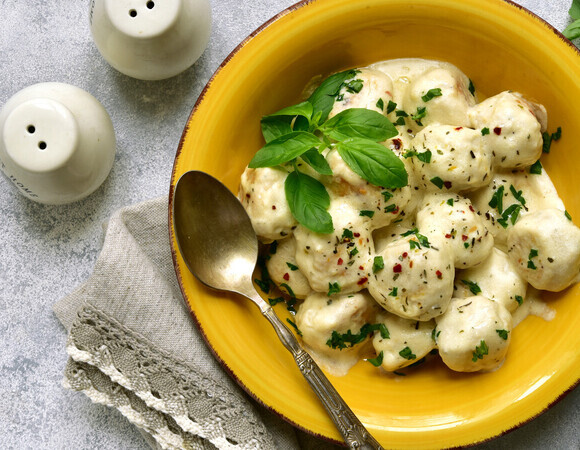 Фрикадельки из минтая в сырном соусе: не догадывалась, что дешевая рыба бывает такой вкусной 