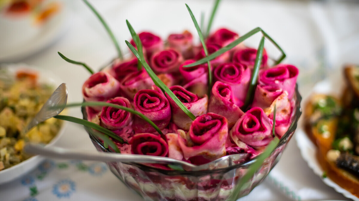 Банальную "шубу" превратила в "Букет роз": подруги фотографировали и наперебой просили рецепт