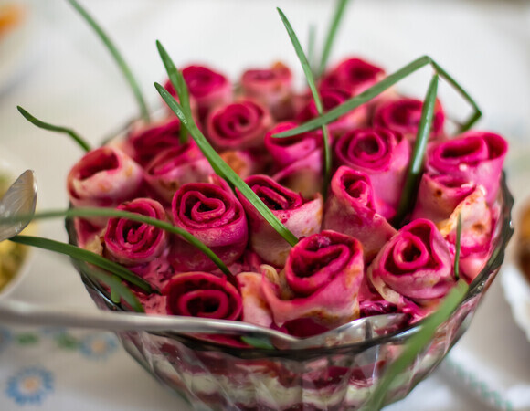 Банальную "шубу" превратила в "Букет роз": подруги фотографировали и наперебой просили рецепт