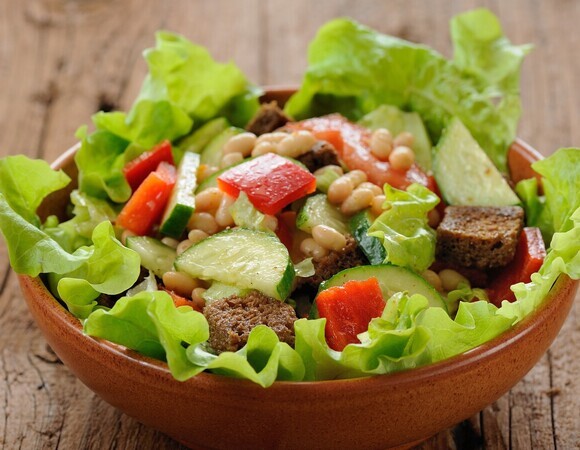 Салат из помидоров с бородинским хлебом готовлю, когда в холодильнике почти пусто: объедение!