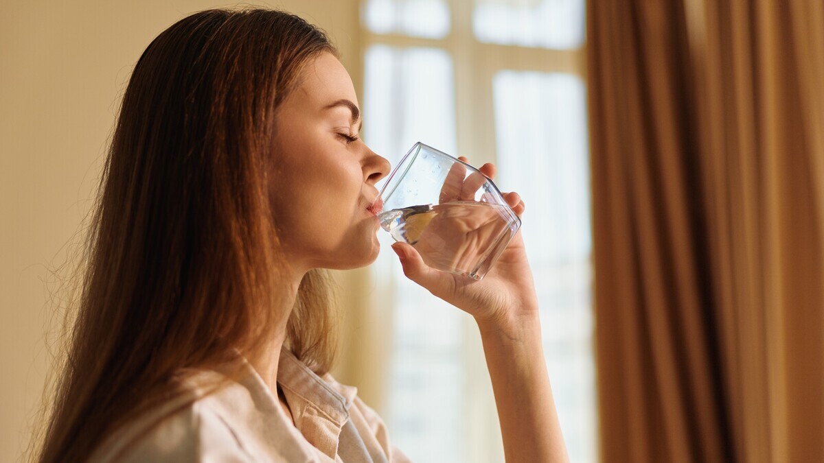 Почему кожа остается сухой, даже если вы пьете много воды — объяснила дерматолог Кандинская