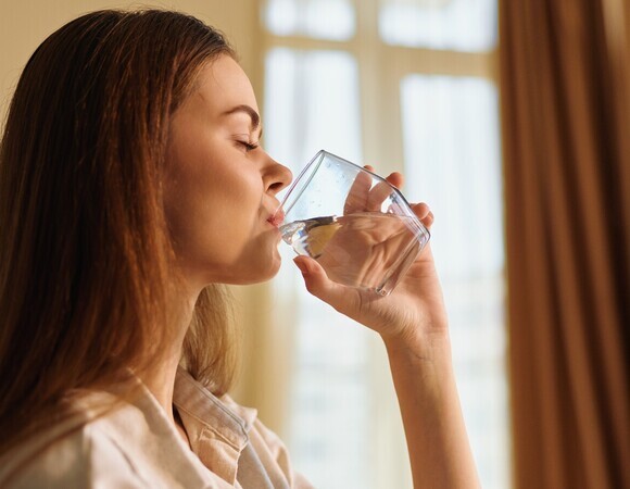 Почему кожа остается сухой, даже если вы пьете много воды — объяснила дерматолог Кандинская