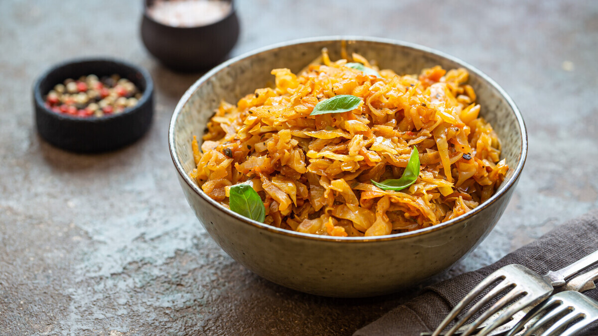 Капусту тушу с новой специей, как советовал шеф-повар Емельяненко: вкусно и просто так, и как гарнир в Великий пост