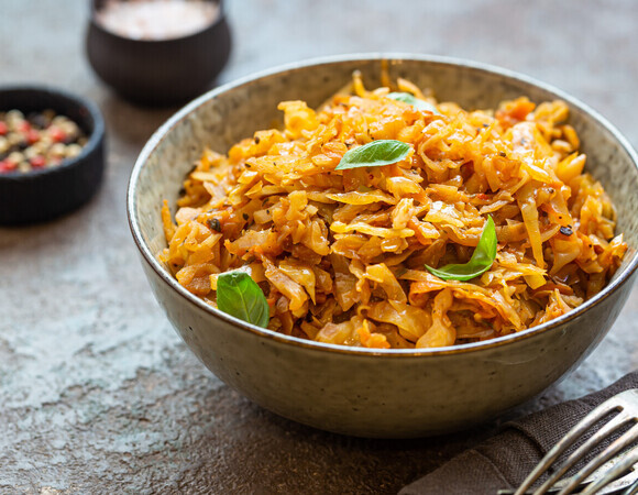 Капусту тушу с новой специей, как советовал шеф-повар Емельяненко: вкусно и просто так, и как гарнир в Великий пост