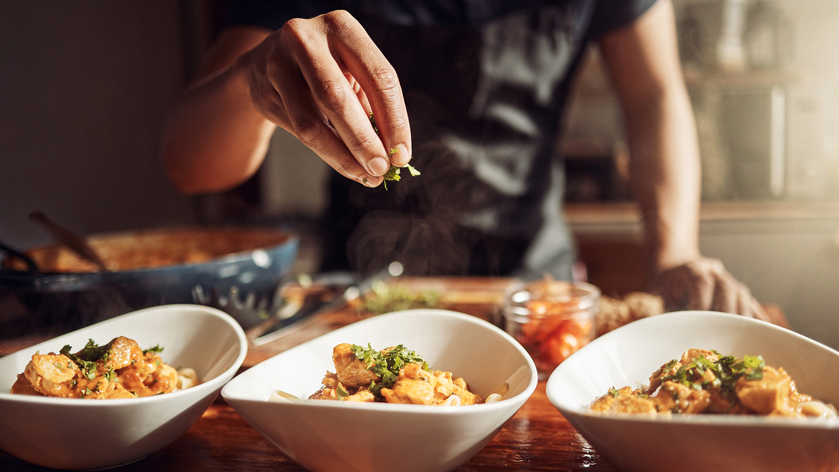 Печенье на майонезе, картофельный салат и фриттата с тунцом — шефы поделились простыми рецептами из детства