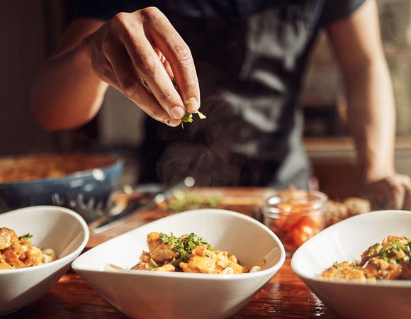 Печенье на майонезе, картофельный салат и фриттата с тунцом — шефы поделились простыми рецептами из детства