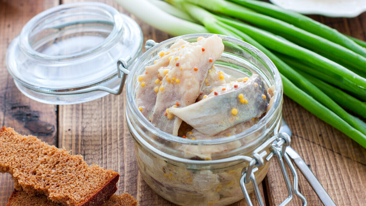 Смотрела на селедку в вине или сметане, но боялась брать в магазине: сделала дома по-шведски — пальчики оближешь