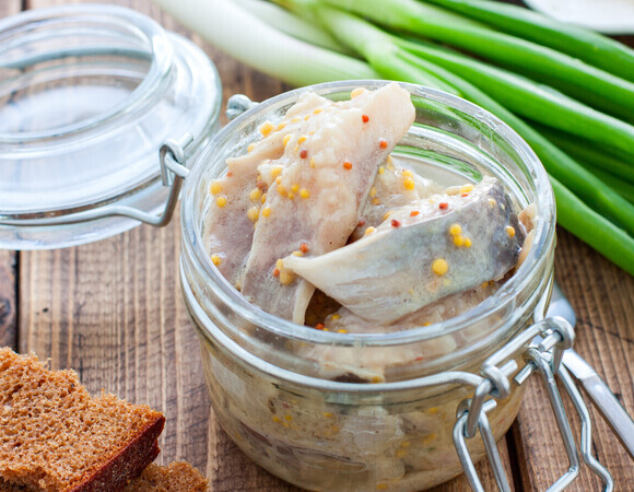 Смотрела на селедку в вине или сметане, но боялась брать в магазине: сделала дома по-шведски — пальчики оближешь