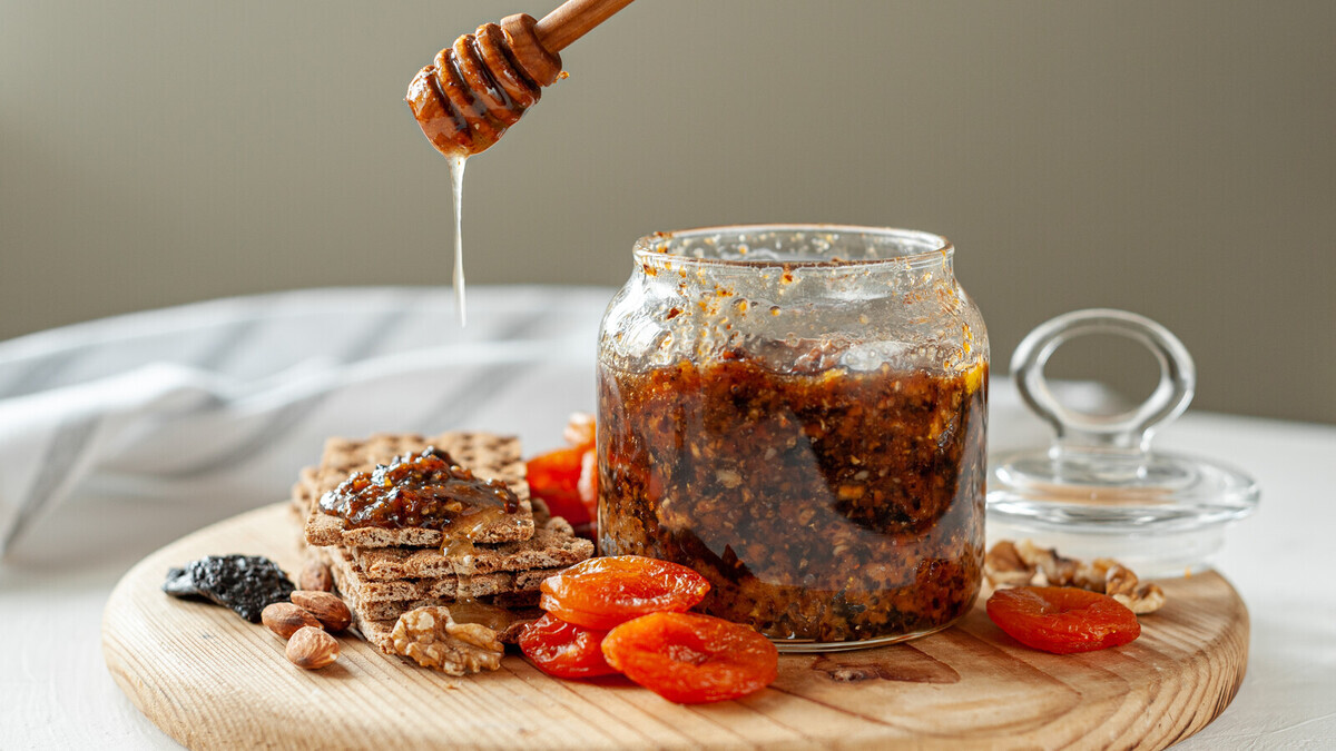 Витаминная смесь: собрала орехи, сухофрукты, залила медом — ем по ложке в день и укрепляю иммунитет