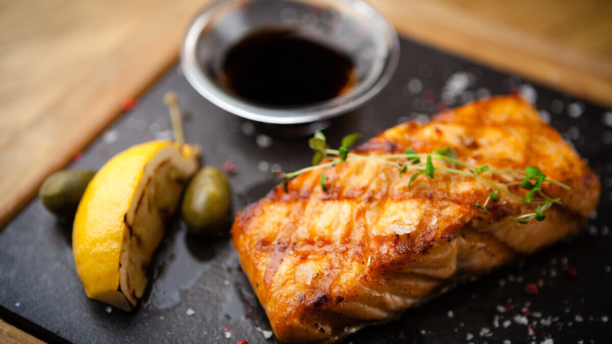 Лосось глазирую обычным кетчупом, но гости об этом не догадываются — уплетают: рецепт шеф-повара Жака Пепена