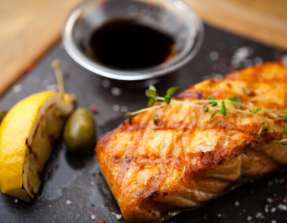 Лосось глазирую обычным кетчупом, но гости об этом не догадываются — уплетают: рецепт шеф-повара Жака Пепена