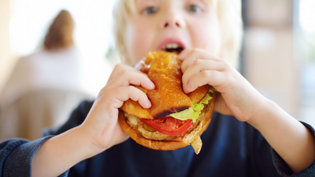 Тревожность и агрессия: эта еда максимально вредит детям, и дело не только в проблемах с ЖКТ или ожирении