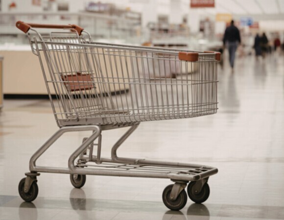 Психологи объяснили, что привычка возвращать тележку из магазина на место говорит о человеке