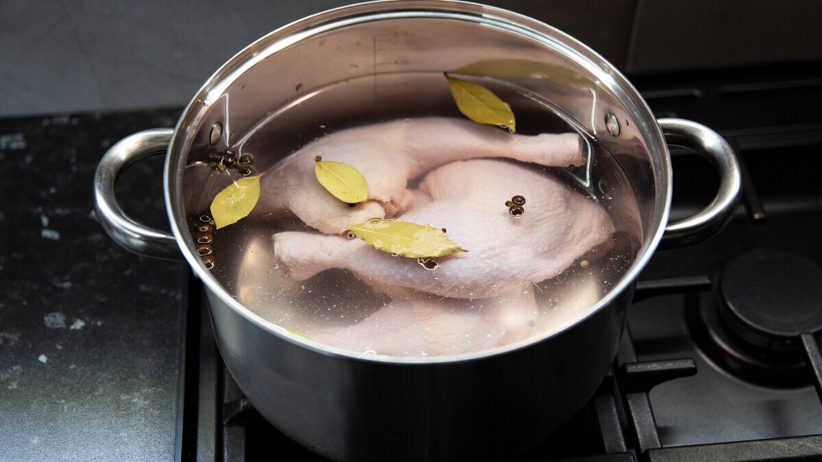 Шеф-повар Кудряшов объяснил, можно ли варить бульон из замороженного мяса