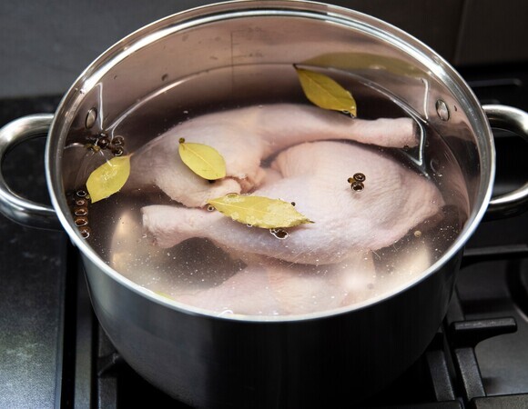 Шеф-повар Кудряшов объяснил, можно ли варить бульон из замороженного мяса