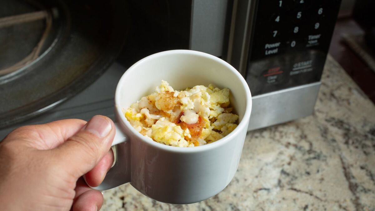 Кидаю ветчину в чашку, заливаю яйцами, ставлю в микроволновку: за 60 секунд готов аппетитный завтрак  