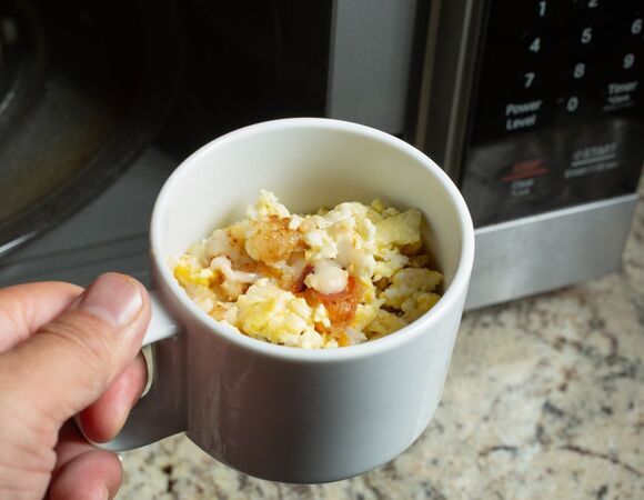 Кидаю ветчину в чашку, заливаю яйцами, ставлю в микроволновку: за 60 секунд готов аппетитный завтрак  