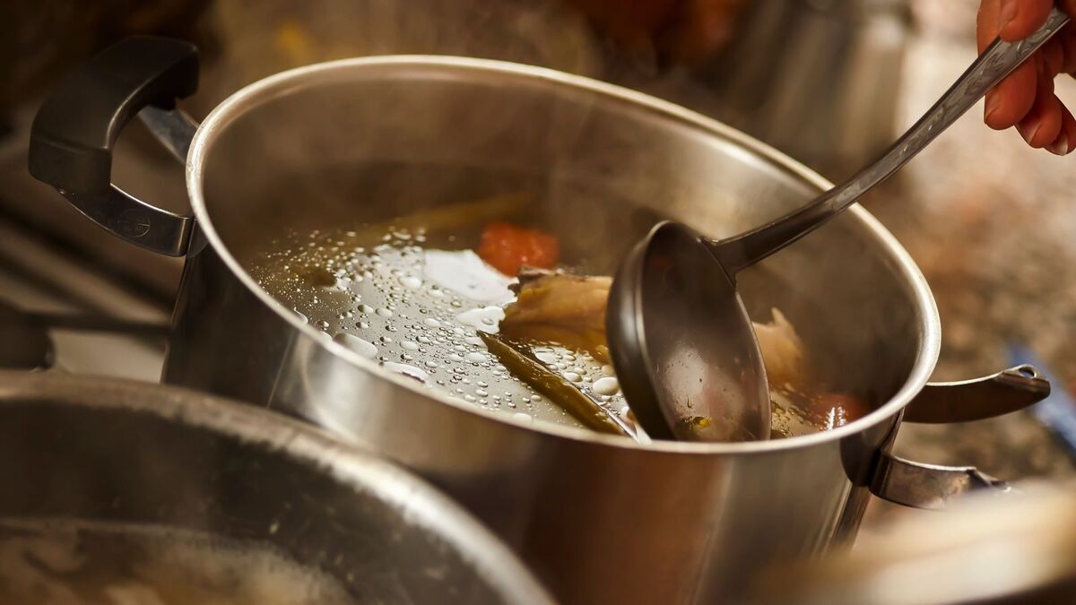 В чем разница между бульоном из свежего и замороженного мяса: шеф-повар Кудряшов рассказал об особенностях приготовления