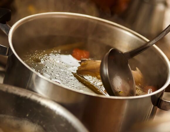 В чем разница между бульоном из свежего и замороженного мяса: шеф-повар Кудряшов рассказал об особенностях приготовления