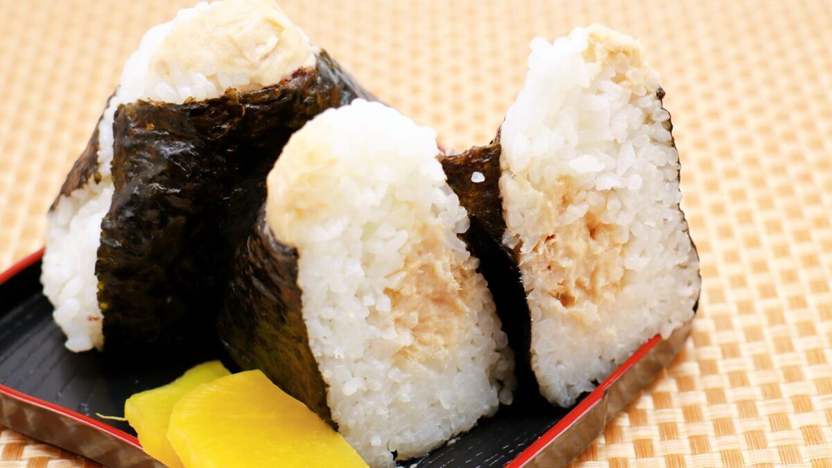Делаю любимую закуску моих детей — японские онигири: роллы отдыхают!