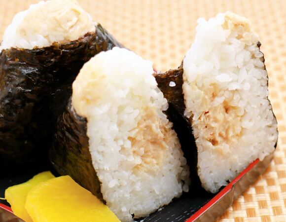 Делаю любимую закуску моих детей — японские онигири: роллы отдыхают!