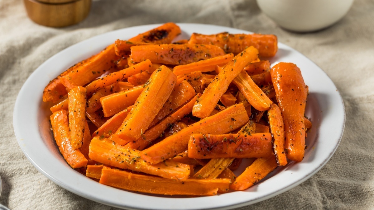 Гости "забили" на мясо и просили только гарнир: готовится из 5 морковок и гениального микса специй