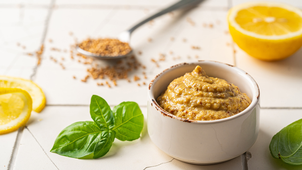 Попробовала сделать дижонскую горчицу — теперь всегда держу баночку в холодильнике на всякий случай