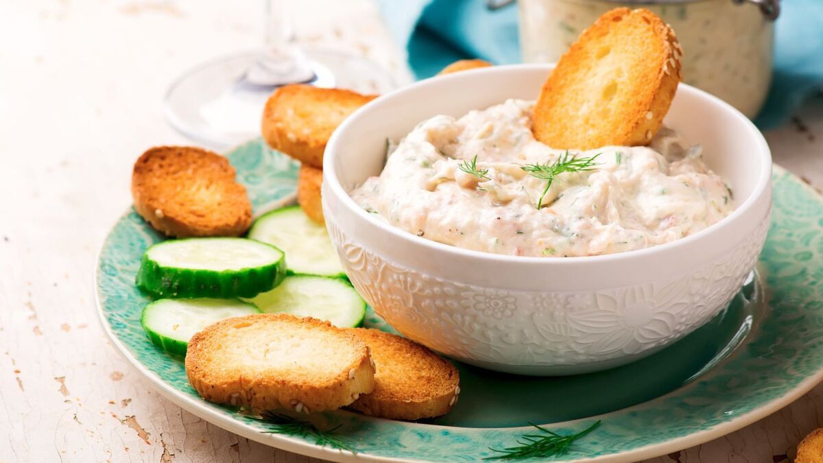 Когда я приготовила эту орехово-сырную намазку, домашние буквально носили меня руках: теперь проблема с завтраками решена