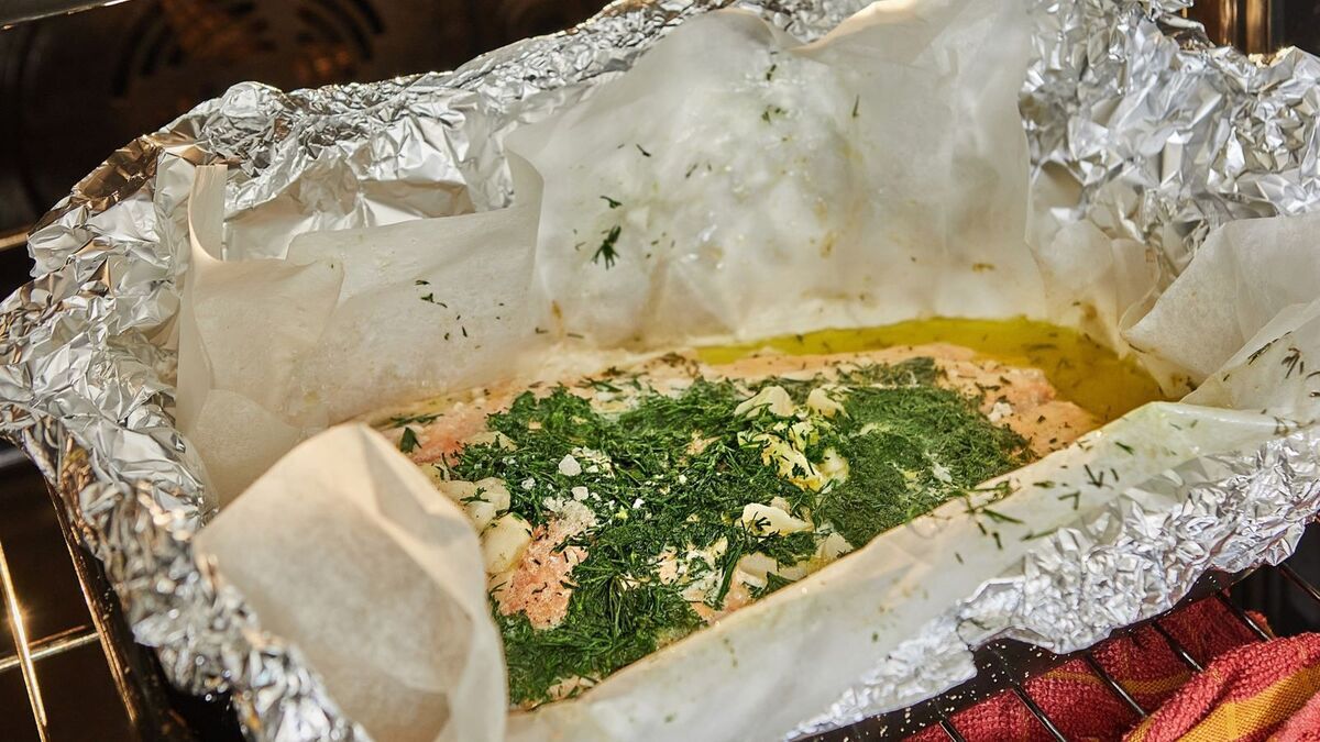 Почему еда пригорает к фольге при запекании? Технолог Быстров раскрыл важное правило