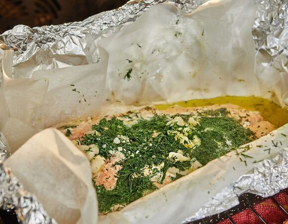 Почему еда пригорает к фольге при запекании? Технолог Быстров раскрыл важное правило