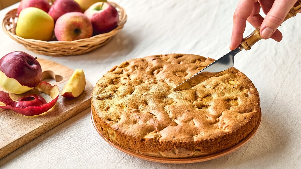 Нужно очищать яблоки для шарлотки или нет — шеф-повар Логинов раскрыл нюанс традиционного рецепта