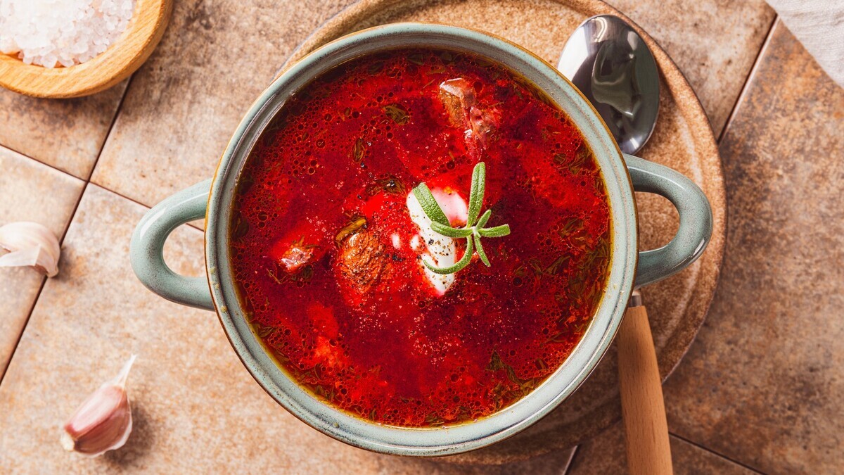 Яркий цвет без капли уксуса — шеф-повар Кудряшов научил варить красный борщ, а не "подкрашенные щи"