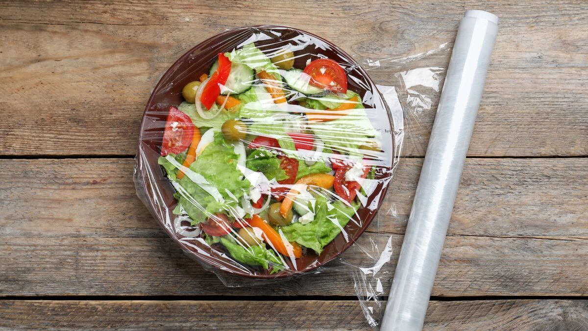 Вы неправильно пользуетесь пищевой пленкой: 4 ошибки, которые портят еду