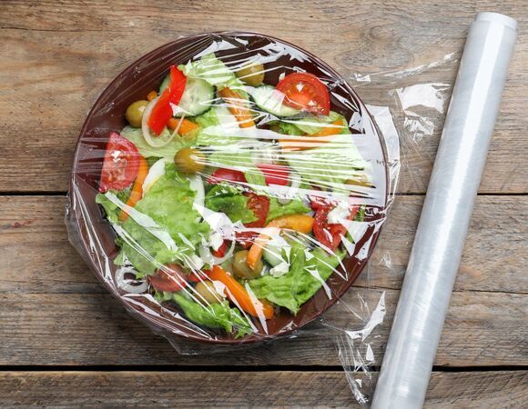 Вы неправильно пользуетесь пищевой пленкой: 4 ошибки, которые портят еду