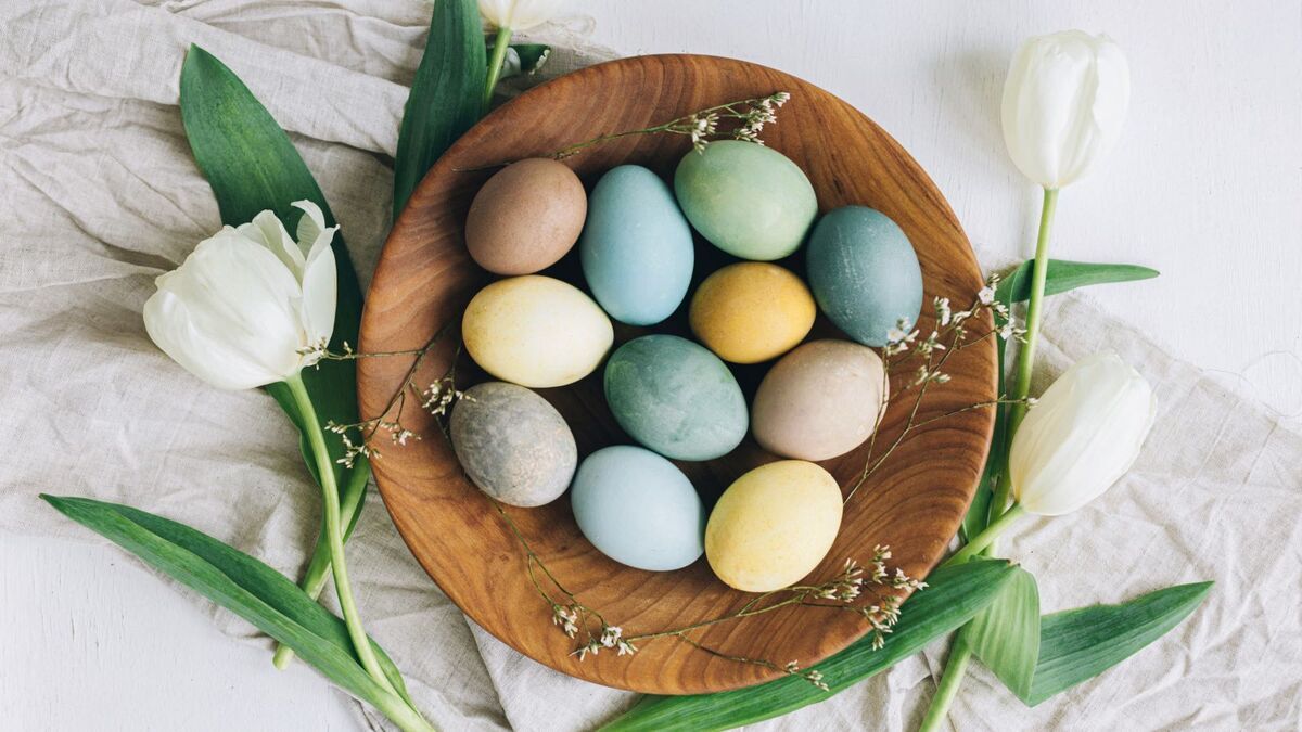 Красиво и безопасно: 6 натуральных красителей для яиц на Пасху помимо луковой шелухи