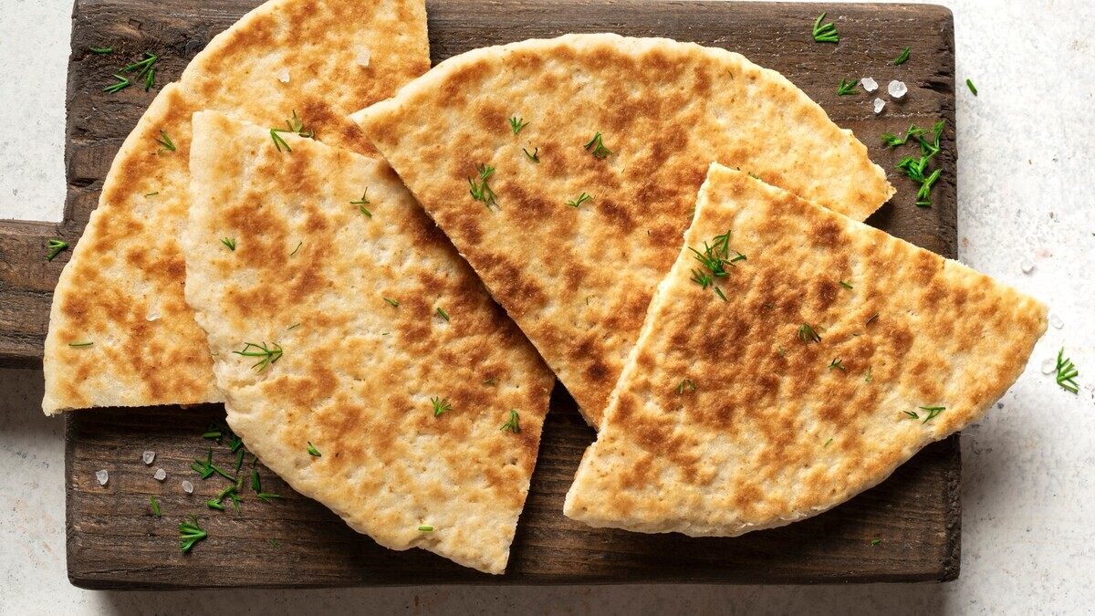 Все слетаются на кухню, когда готовлю эти турецкие лепешки с чесноком: замена хлебу из пекарни Все слетаются на кухню, когда готовлю эти турецкие лепешки с чесноком: замена хлебу из пекарни